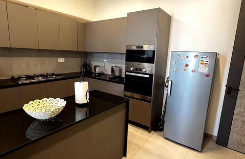 Ngor Apartamento | Luxury 3BR Apt Near Ngor Beach Balcony & Wi-Fi
