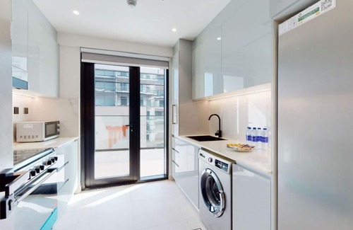 Jadaf Apartamento | Luxury 3BR Designer Retreat with Parking