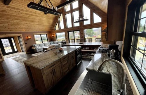 Boyne Falls Cabina | Luxury 4 bedroom Cabin on 40 Acres Ski-Hike