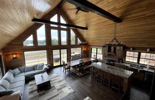 Boyne Falls Cabina | Luxury 4 bedroom Cabin on 40 Acres Ski-Hike