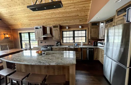 Boyne Falls Cabina | Luxury 4 bedroom Cabin on 40 Acres Ski-Hike