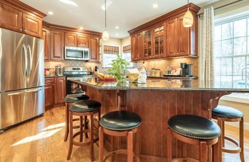 Tobyhanna Casa | Luxury 4 bedroom house in Pocono Mountains with Hottub in Golf Course Near Lake