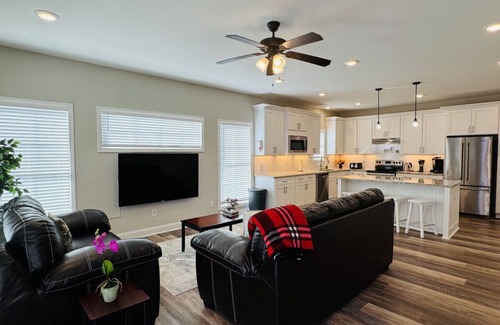 Augusta Casa | Luxury 4B/4.5b Home, EV Charger, deck by MCG