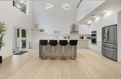 Biscayne Park Casa | Luxury 4BR Retreat w/ Heated Pool + Free Car Rental – Near Miami & Beaches