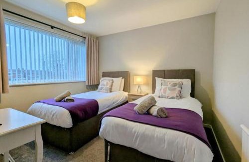 Balderton Casa | Luxury 4BR Retreat, Garden, Parking, Modern Comfort