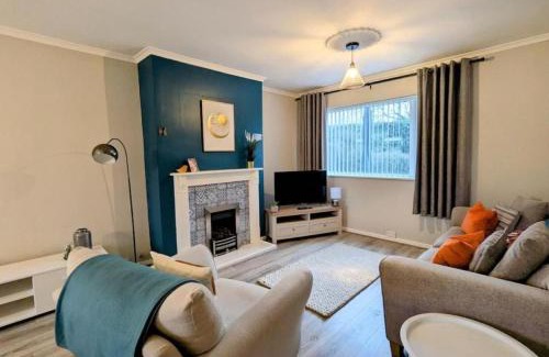 Balderton Casa | Luxury 4BR Retreat, Garden, Parking, Modern Comfort