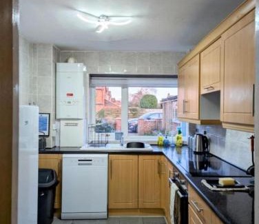 Balderton Casa | Luxury 4BR Retreat, Garden, Parking, Modern Comfort