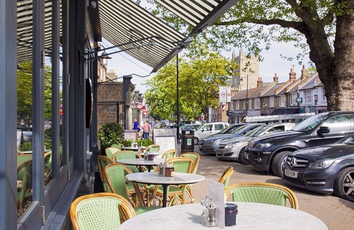 Cray Valley West Casa | Luxury 5-Bed, 4-Bath Home for the Ultimate Escape