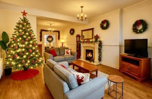 Heeley Casa | Luxury 5-Bed Home in Nicholson, Close to Sheffield City Centre, Jacuzzi, BBQ, Parking & Wi-Fi, Sleeps 10