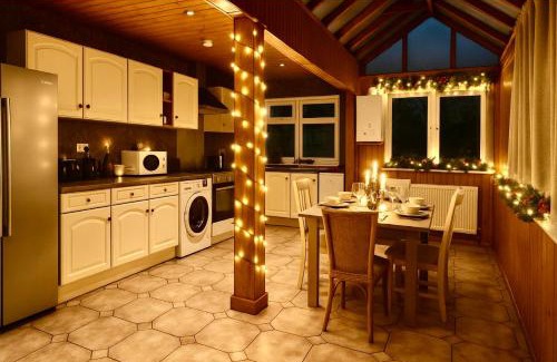 Heeley Casa | Luxury 5-Bed Home in Nicholson, Close to Sheffield City Centre, Jacuzzi, BBQ, Parking & Wi-Fi, Sleeps 10