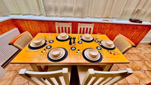 Heeley Casa | Luxury 5-Bed Home in Nicholson, Close to Sheffield City Centre, Jacuzzi, BBQ, Parking & Wi-Fi, Sleeps 10