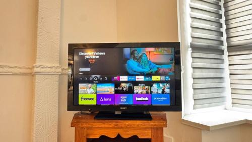 Heeley Casa | Luxury 5-Bed Home in Nicholson, Close to Sheffield City Centre, Jacuzzi, BBQ, Parking & Wi-Fi, Sleeps 10