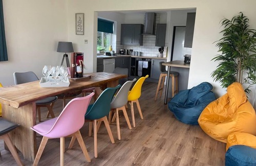 Steyning Casa | Luxury 5-Bed House with Tennis Court & Games Room