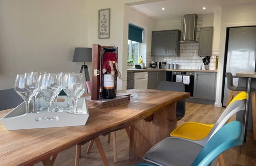 Steyning Casa | Luxury 5-Bed House with Tennis Court & Games Room