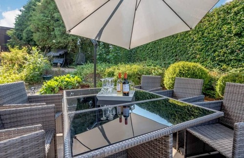 Steyning Casa | Luxury 5-Bed House with Tennis Court & Games Room