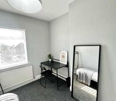 Salford Casa | Luxury 5 bed Salford home free parking