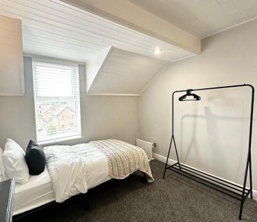 Salford Casa | Luxury 5 bed Salford home free parking