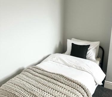 Salford Casa | Luxury 5 bed Salford home free parking