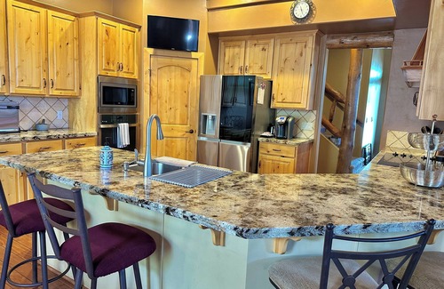 Iron Springs Cabina | Luxury 5-bedroom cabin with WiFi, Pool Table and Outdoor Entertainment Area