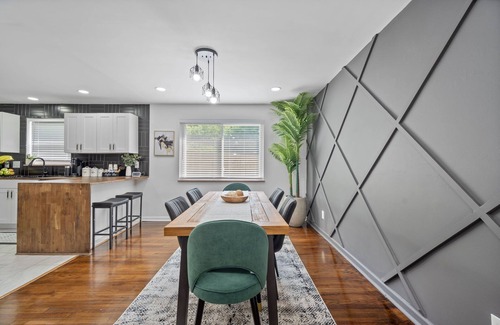 Westwood Casa | Luxury 5-bedroom House in Charming Cincinnati with Gym, AC, Grill and Smart TVs.