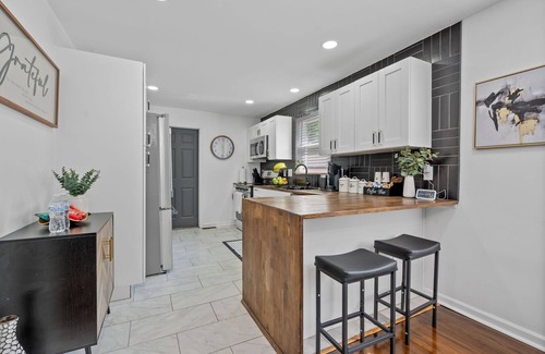 Westwood Casa | Luxury 5-bedroom House in Charming Cincinnati with Gym, AC, Grill and Smart TVs.