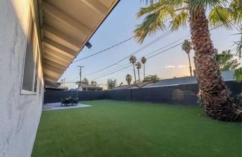 Rancho Oakey Casa | Luxury 5-bedroom house in historic DTLV with hot tub, peloton and record player