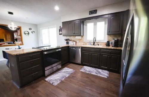 Olathe Casa | Luxury 5 bedroom home with Pool and 3 acers of private land.!