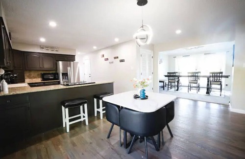 Olathe Casa | Luxury 5 bedroom home with Pool and 3 acers of private land.!