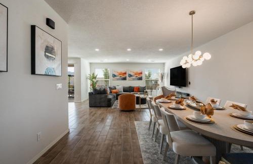 Northeast Heights Casa | Luxury 5 BR Oasis Movie Room Fenced Yard