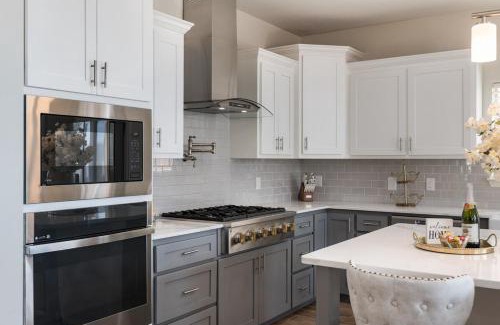 Northeast Heights Casa | Luxury 5 BR Oasis Movie Room Fenced Yard
