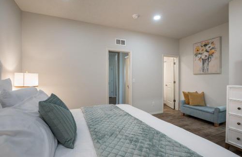 Northeast Heights Casa | Luxury 5 BR Oasis Movie Room Fenced Yard