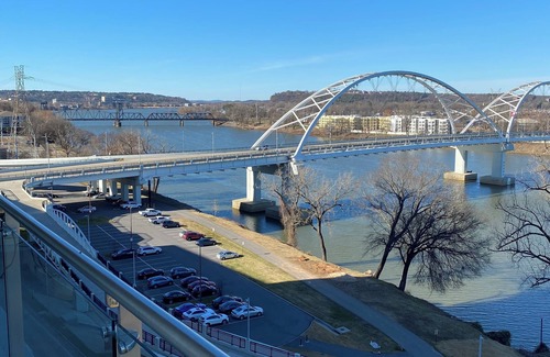 Downtown Little Rock Condominio | Condominio de lujo de 5 estrellas en el río! A poca distancia de todo el centro!