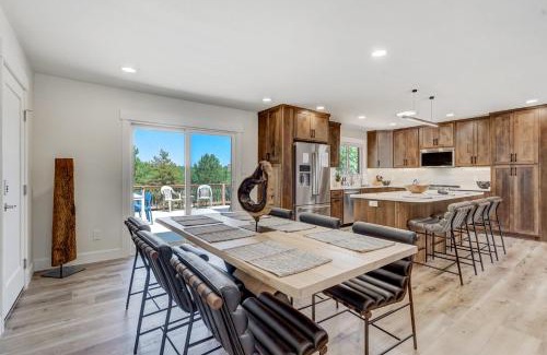 Northeast Colorado Springs Casa | Luxury 5BD Retreat Hot Tub Fire Table Mtn Views