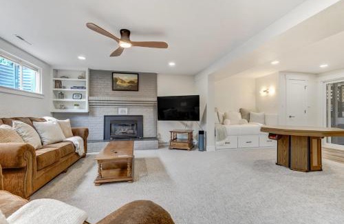 Northeast Colorado Springs Casa | Luxury 5BD Retreat Hot Tub Fire Table Mtn Views