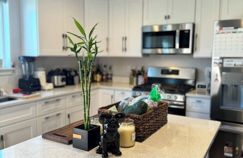 Hartford Casa | Luxury 5BR 3.5B sleeps 17 w/ Hot Tub, Home Theater near Skiing, Golf, & Bars