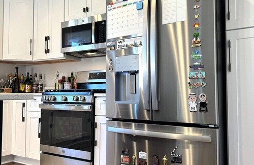 Hartford Casa | Luxury 5BR 3.5B sleeps 17 w/ Hot Tub, Home Theater near Skiing, Golf, & Bars