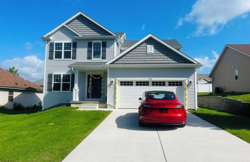 Hartford Casa | Luxury 5BR 3.5B sleeps 17 w/ Hot Tub, Home Theater near Skiing, Golf, & Bars