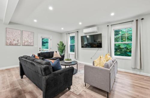 Maple Hill Casa | Luxury 5BR Home in Central Bloomfield Spot