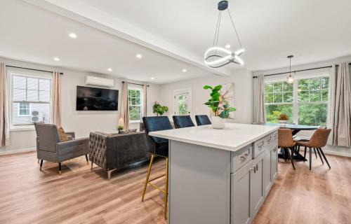 Maple Hill Casa | Luxury 5BR Home in Central Bloomfield Spot