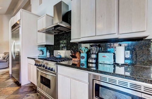 Round Hill Village Apartamento | Luxury 5BR | Hot Tub & Chef’s Kitchen | Sleeps 10