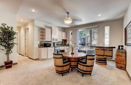 Round Hill Village Apartamento | Luxury 5BR | Hot Tub & Chef’s Kitchen | Sleeps 10