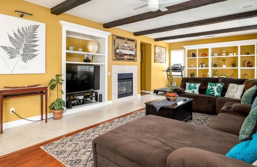 Menifee Casa | Luxury 6-Bedroom Home w Large 3-Cars Garage & Spacious Yard