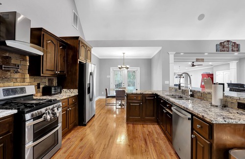 Fayetteville Casa | Luxury 6 bedroom pool, jacuzzi, theater room, game room