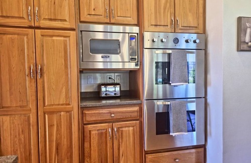 Fargo Casa | Luxury 6BR Home in Desired Neighborhood