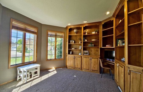 Fargo Casa | Luxury 6BR Home in Desired Neighborhood