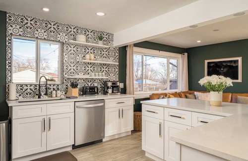 Alta Vista Area Casa | Luxury 6BR Home / Sleeps 14 / HotTub, FirePit & Large Backyard / 15 Mins to DEN