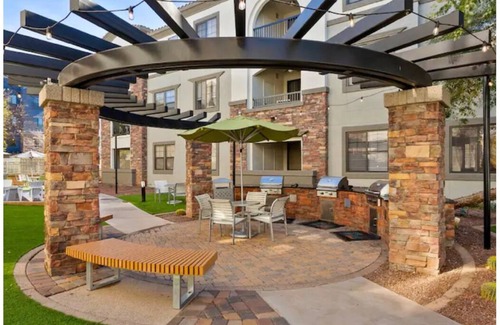 Glendale Sports and Entertainment District Apartamento | Luxury Apartment! 1 mile from Westgate