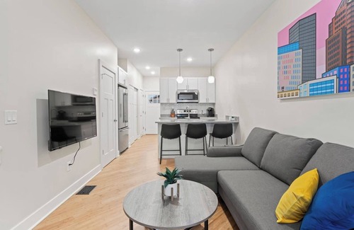 Rochester Casa | Luxury APT | 10 Mins to DT w/ King Bed & WIFI