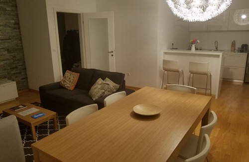 Kranjska Gora Apartamento | Apt de lujo con balcón y sauna cerca de las pistas de esquí y rutas de ciclismo / senderismo