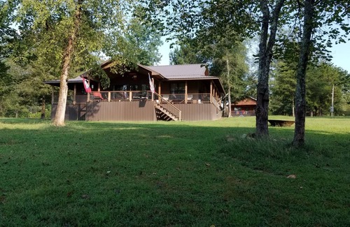 Murfreesboro Cabina | Cabaña de lujo en el río Little Missouri, que cuenta con diez acres de jardín bien cuidado